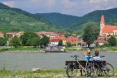 Radfahrer an der Donau vor Weissenkirchen